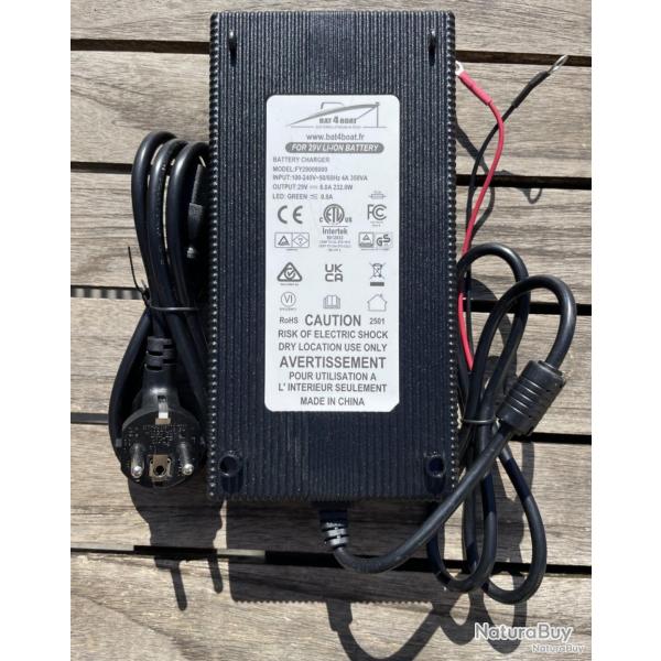 Bat4boat Chargeur 8A pour batterie 24V LiFePo4 cosses M8