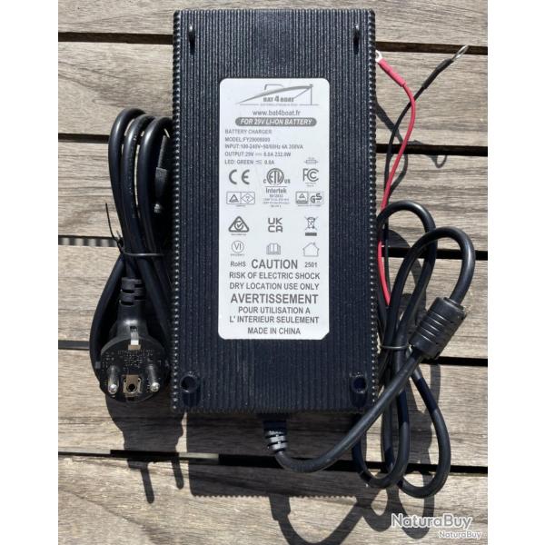 Bat4boat Chargeur 8A pour batterie 24V LiFePo4 cosses M8