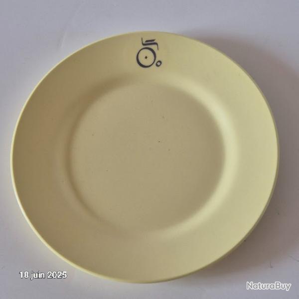 Assiette de collection Coraline en m�lamin� , 203, avec le logo les petits chariots, l'IEM valen�ay