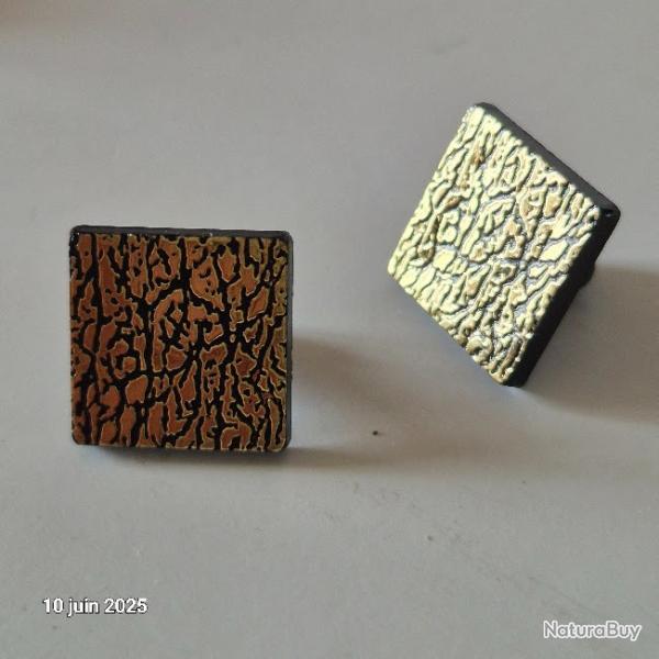 Une paire de Boutons de manchettes des annes 80,  neuve, en matire synthtique
