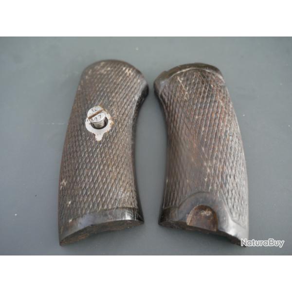 Paire de plaquettes de revolver r�glementaire 1873 avec vis et rosette