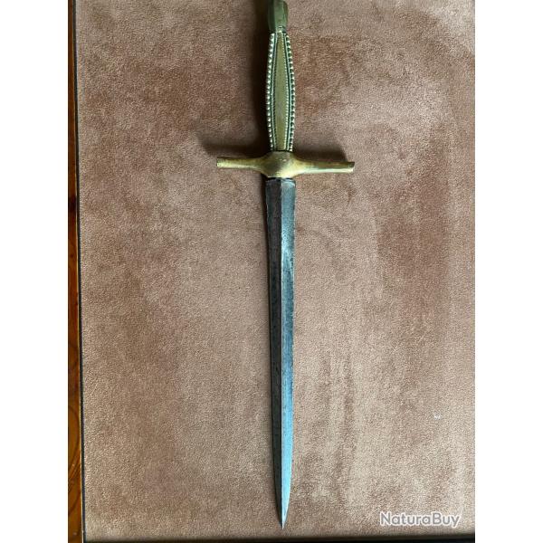 Dague avec monture en laiton cisel�