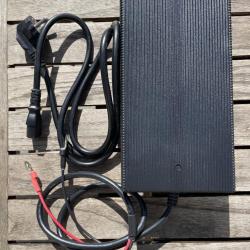 Bat4boat Chargeur 10A pour batterie 48V LiFePo4 cosses M8
