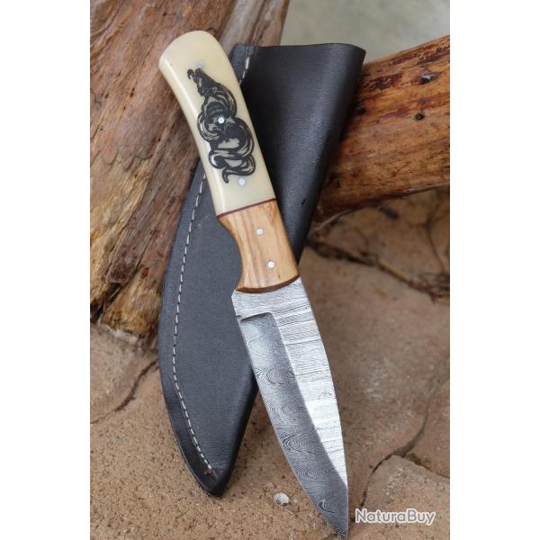 Couteau de Chasse Damas Lame 256 Couches Manche OS Scrimshaw Serpent Skull Fabr Artisanale Etui 001