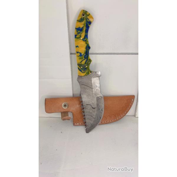 Couteau De Poche Tracker fait � main Lame acier Damas Manche en Acrylique 02