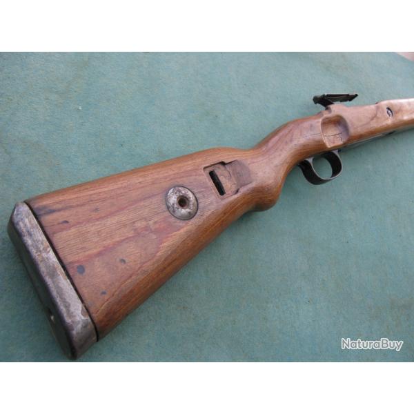 Bois de fusil Mauser avec boitier de chargeur et garnitures ,bagues embouchoir et hausse au m�me No