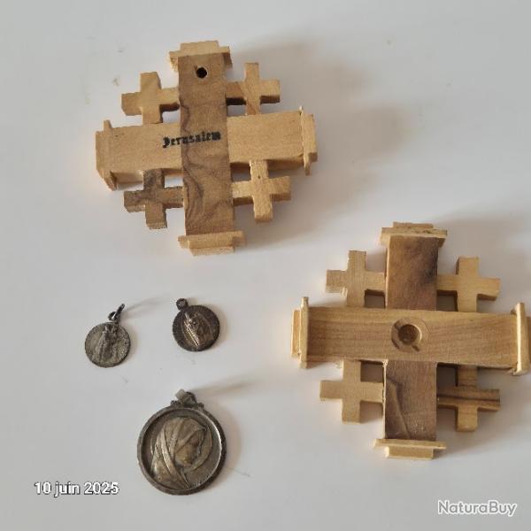 Lot de 2 croix de jrusalem et 3 mdailles religieuses franaises, Bonsecours, Chartres, Marie
