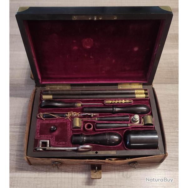Rarissime cassette n�cessaire de nettoyage fusil ou pistolet dans son �tui en cuir d'origine XIXe