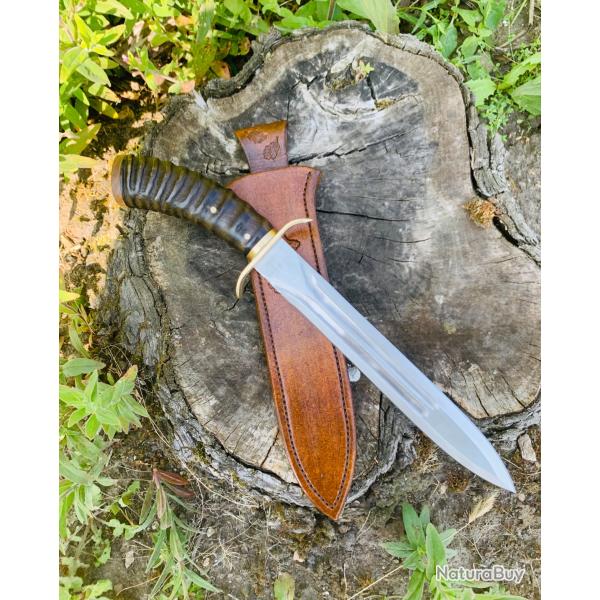 dague de chasse d'artisan / manche corne d'antilope , ronce de noyer / gravure sanglier