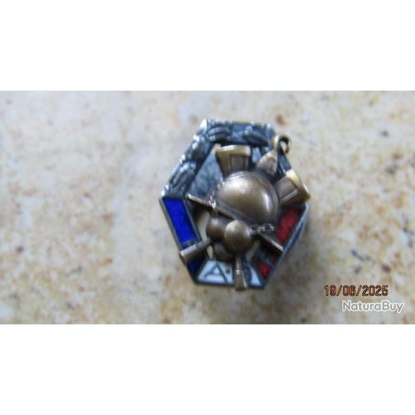 insigne assoc FAGF mutil� bless� Anciens Combattants WW1 FR Casque Adrian centre tourne boutonni�re