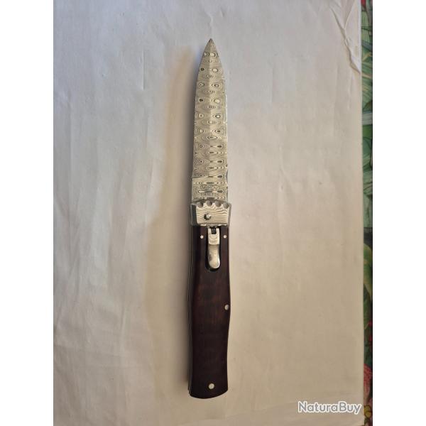 Un Mikov Predator avec lame damas