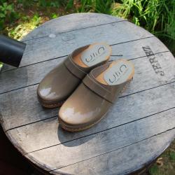 Sabot femme et homme su&eacute;dois bois et cuir vernis vernis marron glac&eacute;