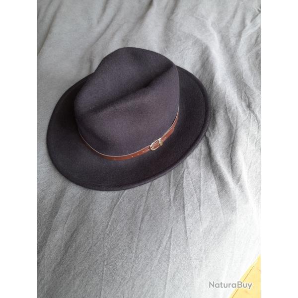 Chapeau en laine  taille 55