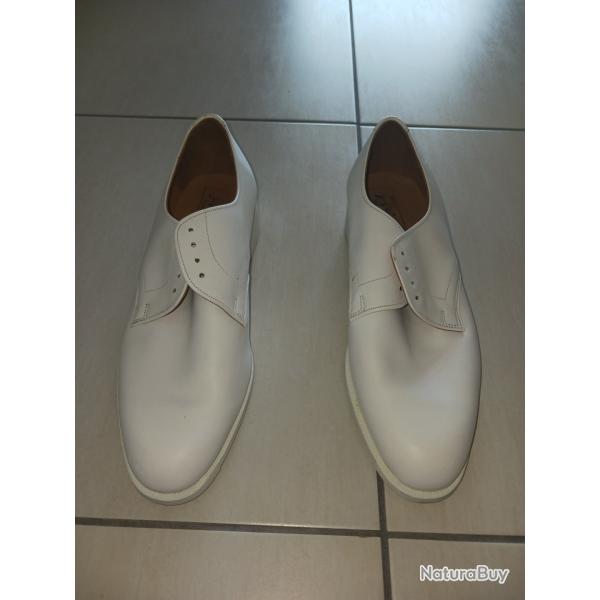 Chaussures militaires blanches de la marine fran�aise. Pointure 42. Neuves.