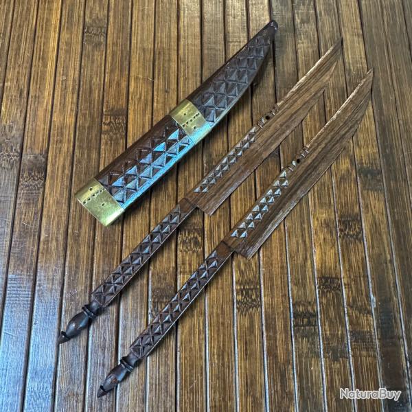 PAIRE DE PETITS COUTEAUX EN BOIS DE C�DRE SCULPT� ORIENTALE KABYLE