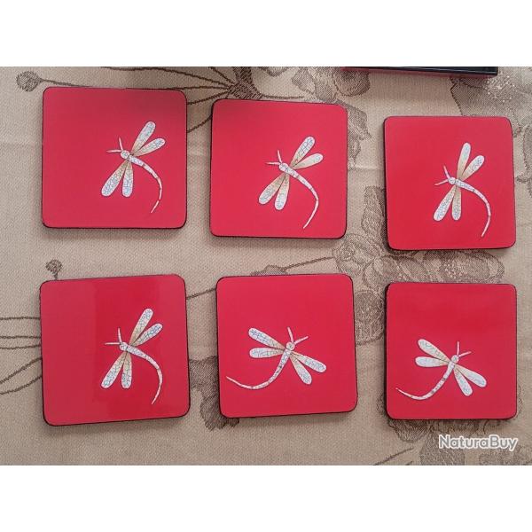 ENSEMBLE DE 6 DESSOUS DE VERRES EN LAQUE ROUGE AVEC LIBELLULE
