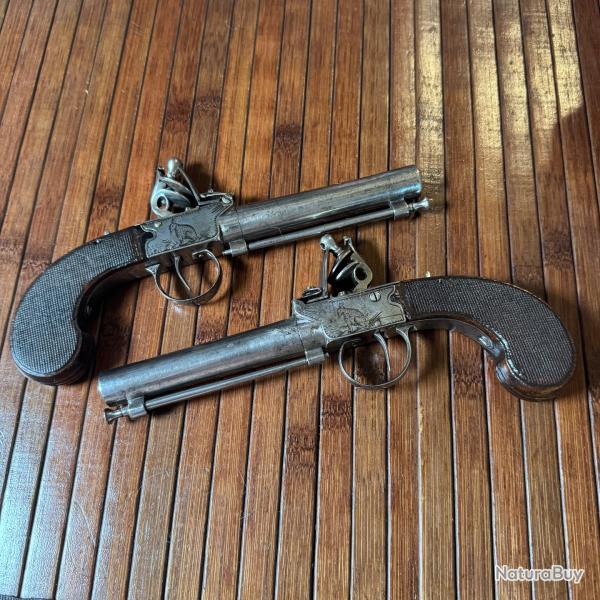 BELLE PAIRE DE PISTOLETS A SILEX GRAV�S CANONS DEVISSABLE