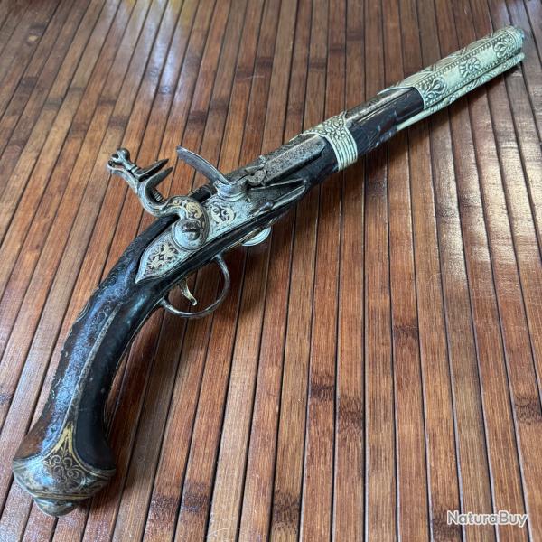 BEAU ET GRAND LUXUEUX PISTOLET D'AR�ON A SILEX OTTOMAN ORIENTAL  GARNITURES ET GRAVURES ARGENT XVlll