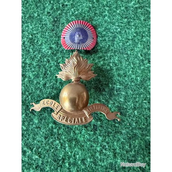 PLAQUE  ET COCARDE DE SHAKO DE SAINT  CYRIEN  19 ME