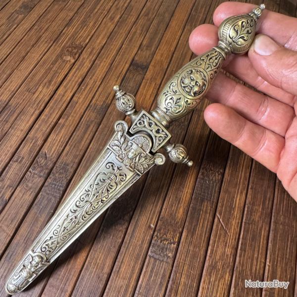 BELLE DAGUE XlX �me EN BRONZE ARGENT� CISEL� ET AJOUR� DE MOTIFS