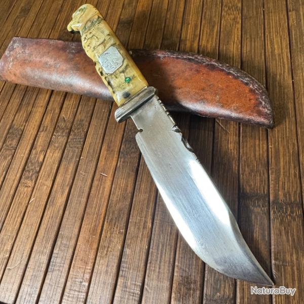 BEAU COUTEAU POIGNARD ARTISANAL MANCHE CORNE DE BELIER SCULPT� EN TETE D'AIGLE AVEC CROIX EN ARGENT