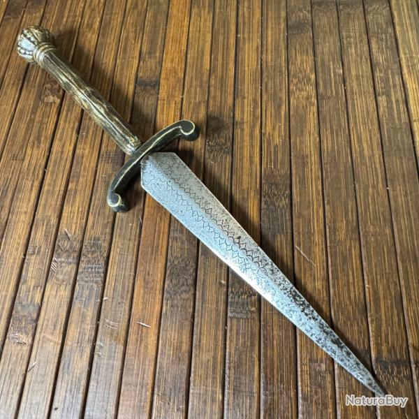 DAGUE POIGNARD XlX �me MANCHE EN BRONZE MASSIF LAME GRAV�E