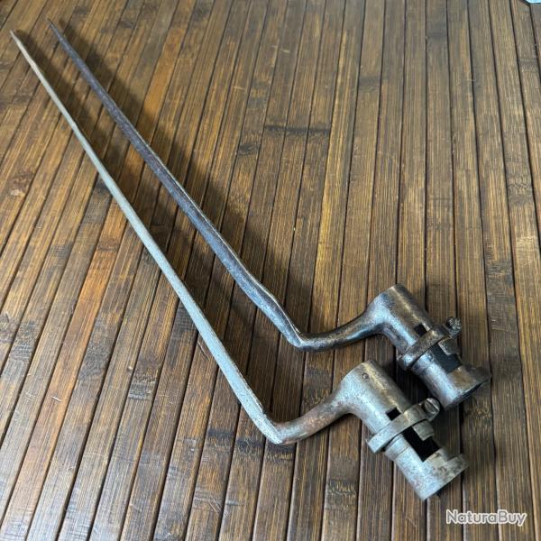 LOT DE DEUX BA�ONNETTES A DOUILLE