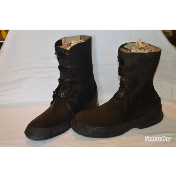 PAIRE DE BOTTES AMERICAINES 1944 OVERS SHOES HOOD RUBBER 1944-AMERICAN OVERSHOES 2�WW
