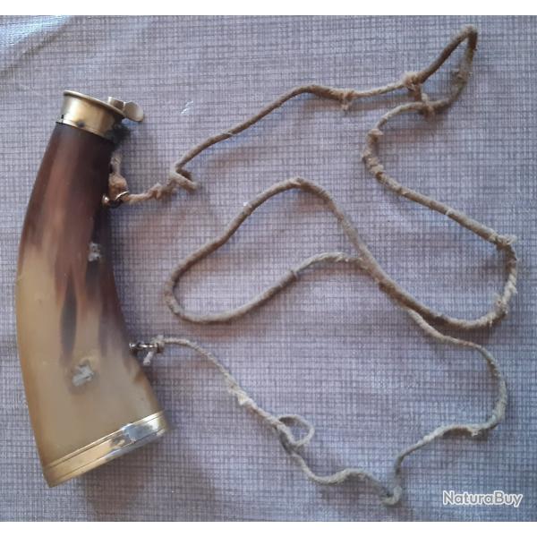 Poire � poudre noire, vide, en corne et laiton. Sans bec verseur.