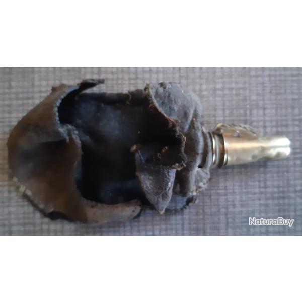 Poche � plombs en cuir. Vide. Le cuir est en mauvais �tat. Le bec verseur est fonctionnel