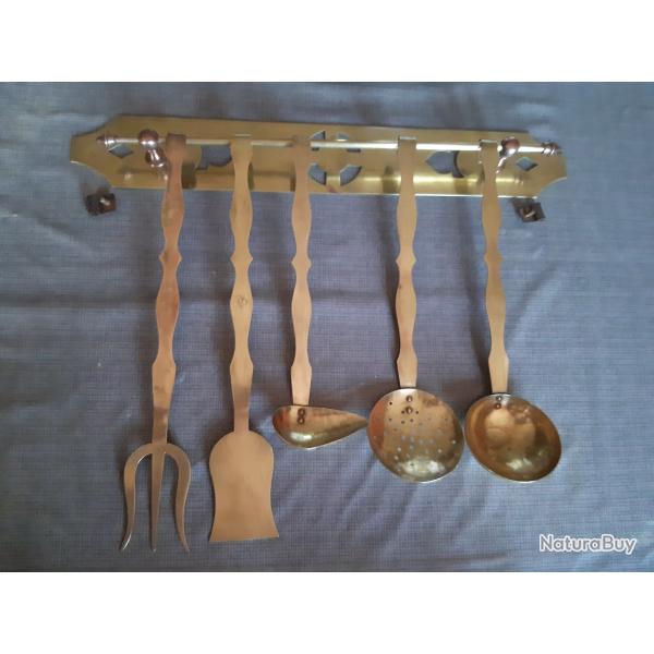 Anciens ustensiles de cuisine et leur pr�sentoir, le tout en laiton