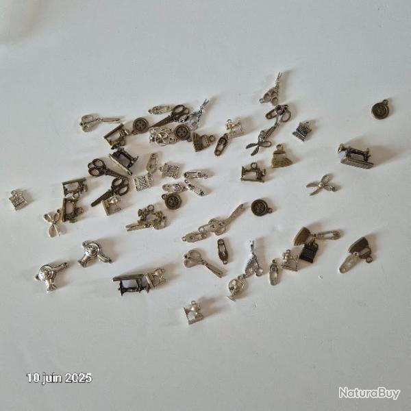 Lot de fer  repasser, d'pingles  nourrice, boutons, sche cheveux, ciseaux, le tout en breloques