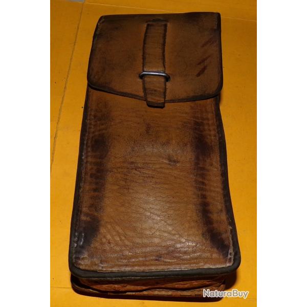 PORTE MAGASINS POUR  P.M MAT 49  EN CUIR NOIR  DE L'ARMEE DE TERRE DE L'ARMEE FRANCAISE,  PERIODE GU