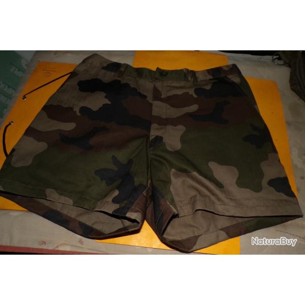 SHORT CAMOUFLE DE TYPE COMBAT DE L'ARMEE FRANCAISE , 2 POCHES SUR LES COTES , TAILLE MM SOIT 40 OU 8