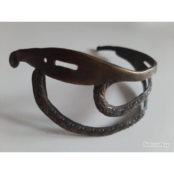 Trs jolie petite garde de sabre d'enfant modle officier en bronze. Pas courant.