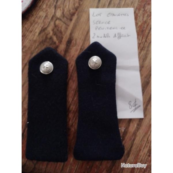 Lot �paulettes service p�nitencier Deux mod�les diff�rents