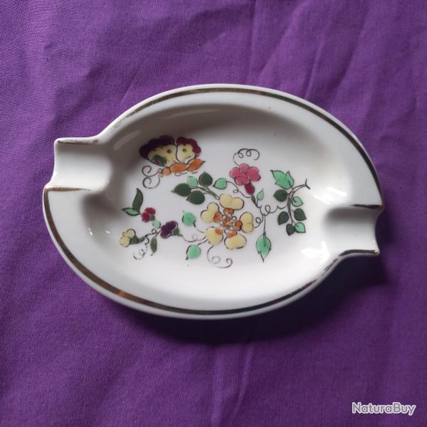 cendrier ou vide poche en porcelaine  date des ann�es 1950