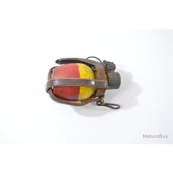 Copie de grenade en plastique Fran�aise avec support parachutiste Indochine. Reconstitution