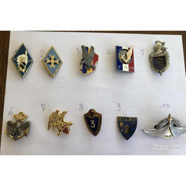 INSIGNES MILITAIRES -- 1 LOT DE 10