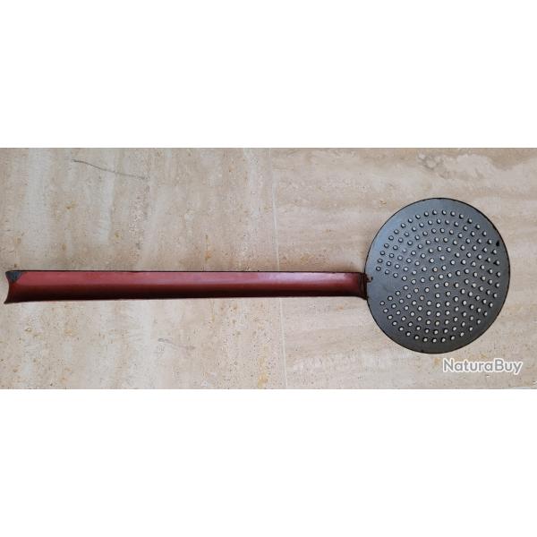 ecumoire en mail grenat