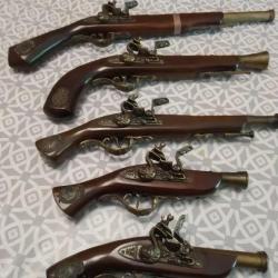 REPLIQUES DE 5 PISTOLETS EPOQUE NAPOLEON 1 -  AVEC SUPPORT+ DAGUE ET UNE BOURSE A POUDRE MEME EPOQUE