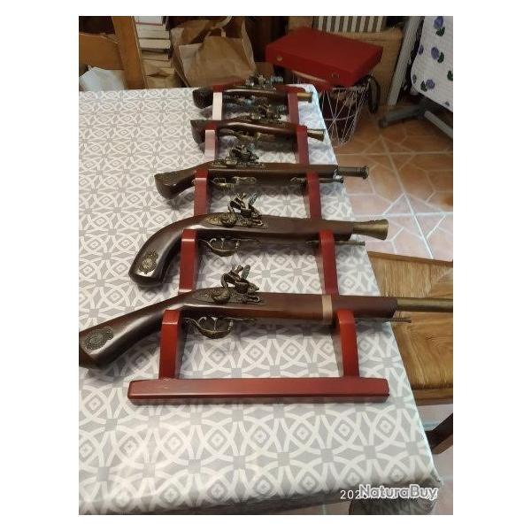 r�pliques de 5 pistolets en laiton et bois (tir fictif) sur support + 1 dague en laiton + 1 bourse