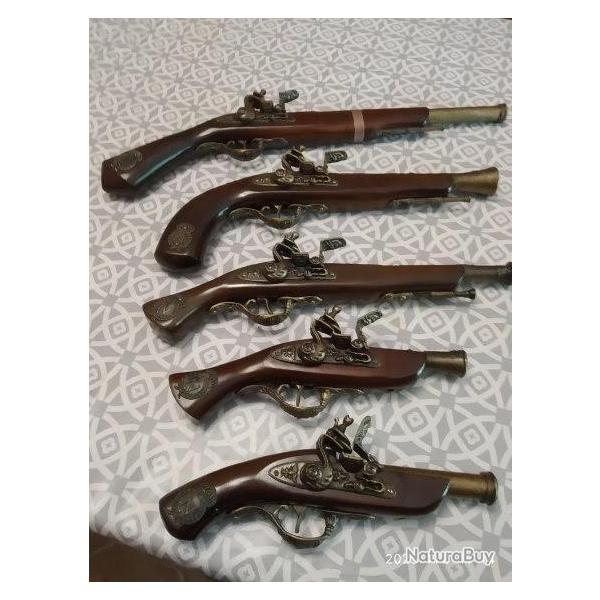 REPLIQUES DE 5 PISTOLETS EPOQUE NAPOLEON 1 -  AVEC SUPPORT+ DAGUE ET UNE BOURSE A POUDRE MEME EPOQUE