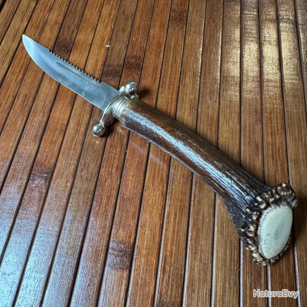 BEAU COUTEAU ARTISANAL ALLEMAND MANCHES EN BOIS DE CERF ET LAME A DOS DE SCIE