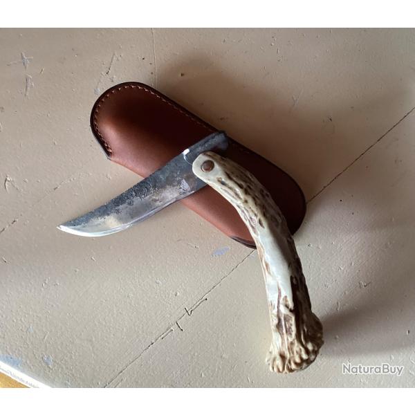 Beau petit pliant de type pimontais par Yves Naert et son tui cuir.