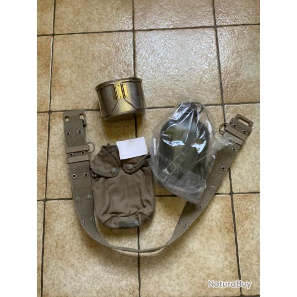 Lot ceinturon. Bidon. Enveloppe de bidon et quart inoxydable Neuf
