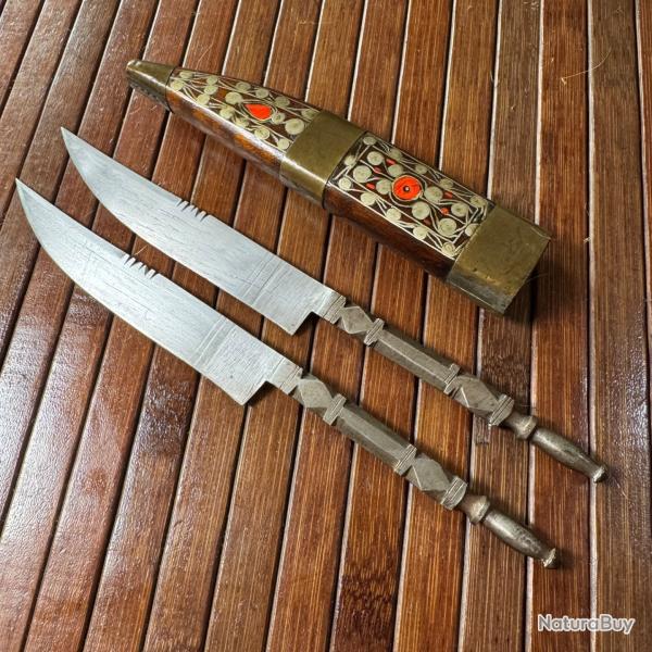 PAIRE DE PETITS COUTEAUX ENTI�REMENT EN ACIER DANS LEURS �TUI EN BOIS ORIENTALE KABYLE