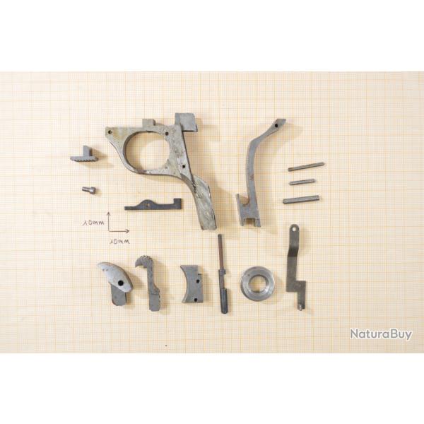 Lot pi�ces d�tach�es de petit pistolet, brut de fabrication. 6,35mm ? A identifier
