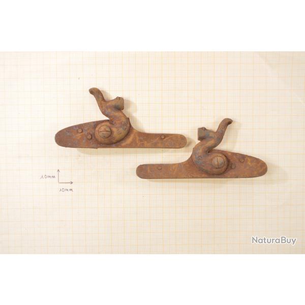 Paire de platines pour fusil de chasse � chien, 19e Si�cle. Brut de fabrication.