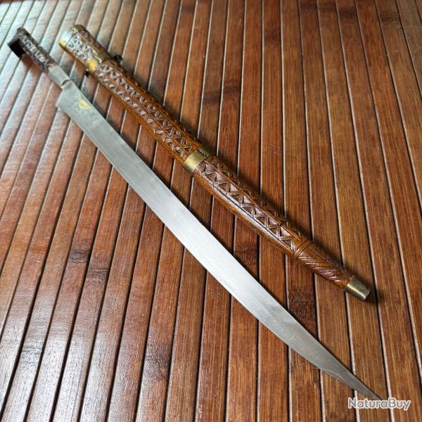 BEAU GRAND POIGNARD ORIENTAL FLISSA FOURREAU ET MANCHE EN  BOIS DE C�DRE SCULPT�